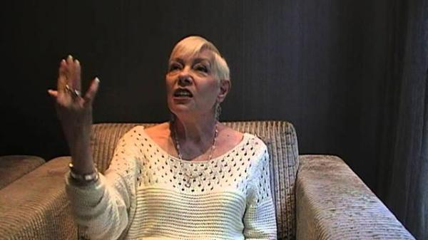 描述: 她來自金星，來到地球公布外星人真相，現已250歲！